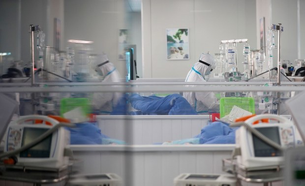 Piosenkarka celowo zaraziła się koronawirusem. Zmarła po kilku dniach