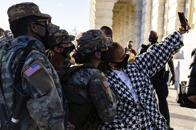 Piosenkarka i aktorka Jennifer Lopez zatrzymują się, by zrobić sobie selfie z grupą żołnierzy /Samuel Corum  /PAP/EPA