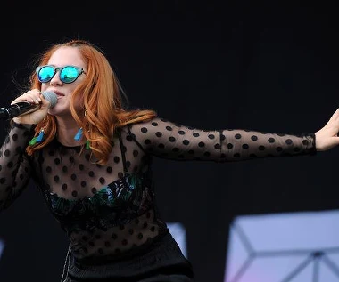 Piosenkarka Katy B nachalnie dotykana przez fanów
