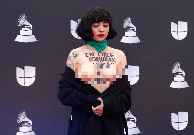 Piosenkarka odsłoniła piersi przed rozdaniem Latynoskich Grammy /NINA PROMMER    /PAP/EPA