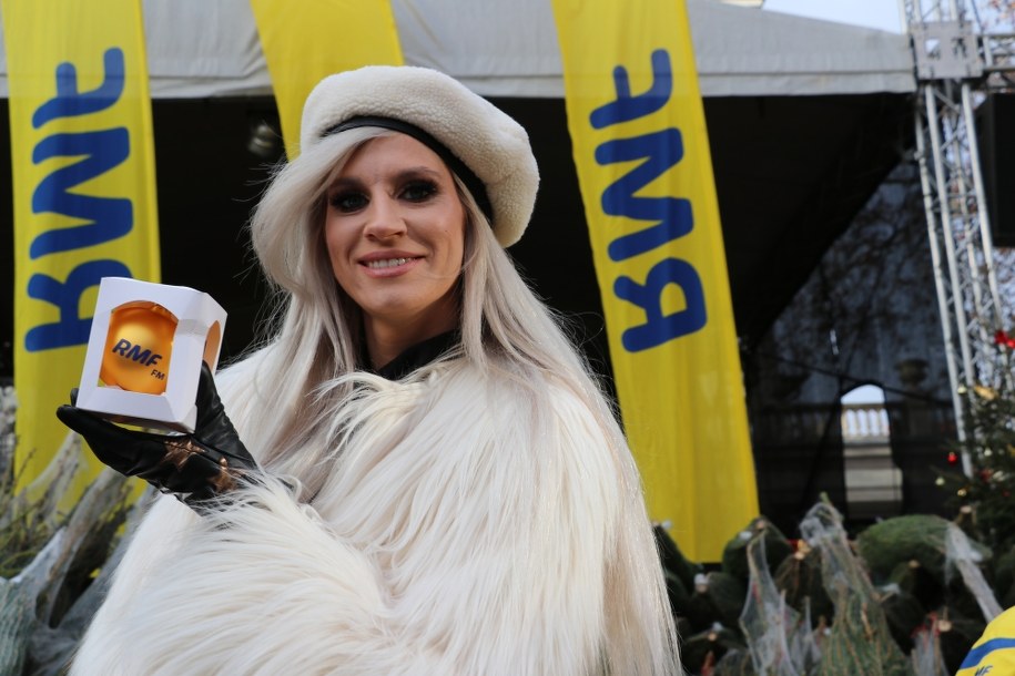 Piosenkarka Sylwia Grzeszczak pomaga nam w rozdawaniu choinek w Poznaniu /Jacek Skóra /RMF FM
