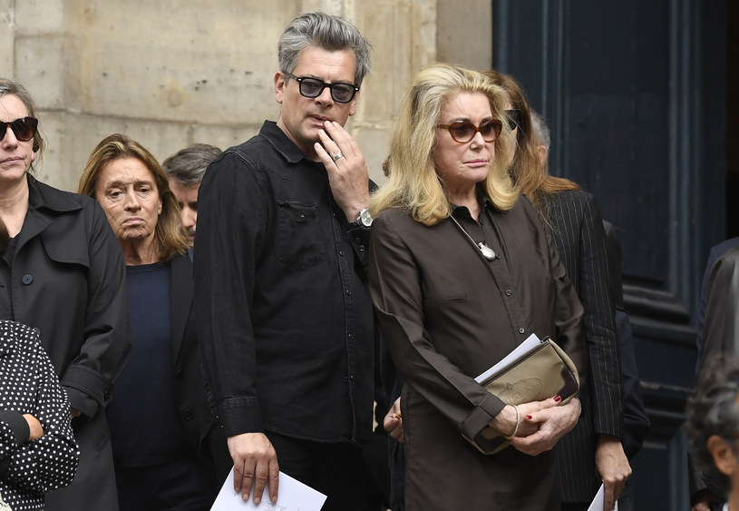 Piosenkarz Benjamin Biolay (C) i aktorka Catherine Deneuve (P) na pogrzebie Jane Birkin /JULIEN DE ROSA /AFP