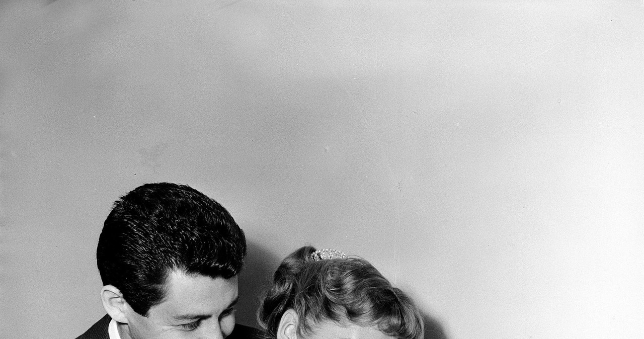 Piosenkarz Eddie Fisher z żoną, aktorką Debbie Reynolds i 2-miesięczną córką Carrie Fisher /ASSOCIATED PRESS/FOTOLINK  /East News