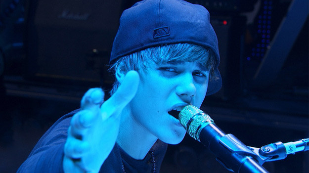 Piosenkarz w scenie z filmu "Justin Bieber: Never Say Never" /materiały dystrybutora