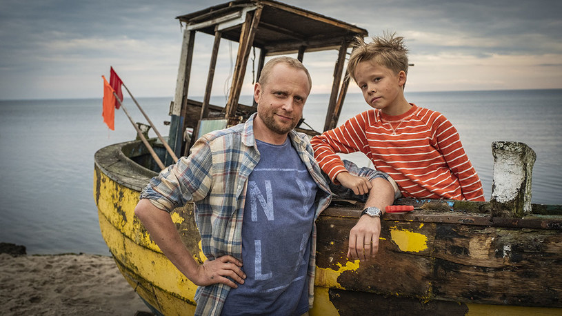 Piotr Adamczyk i Maks Balcerowski w filmie "Całe szczęście" /materiały programowe