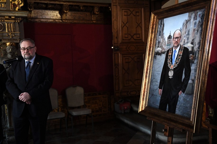 Piotr Adamowicz przy portrecie Pawła Adamowicza /Marcin Gadomski /PAP