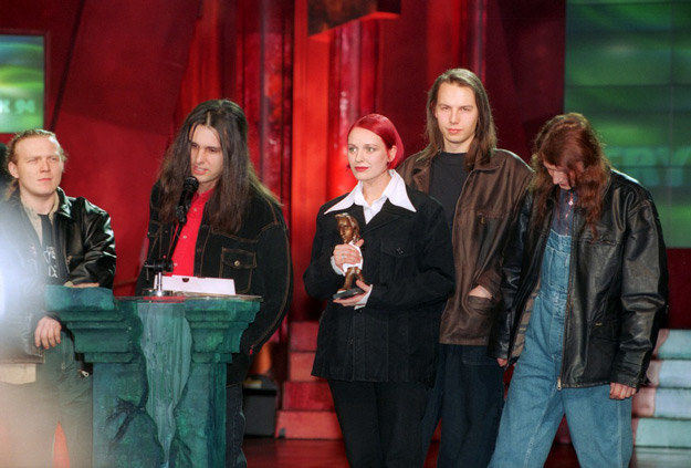 Piotr Banach (drugi z lewej) odbiera Fryderyki z grupą Hey w 1995 roku - fot. Mieczysław Włodarski /Reporter