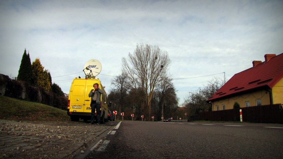 Piotr Bułakowski i wóz satelitarny RMF FM na trasie nr 16 Orzysz - Ełk /Michał Dukaczewski /RMF FM