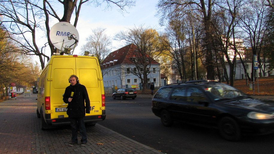 Piotr Bułakowski i wóz satelitarny RMF FM w Olsztynie /Michał Dukaczewski /RMF FM