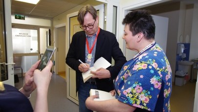 Piotr Cyrwus rozdawał książki pacjentom krakowskiego szpitala