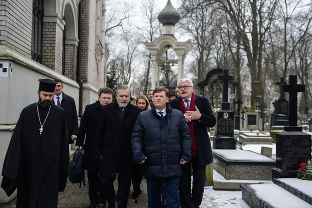 Piotr Gliński i Pawło Rozenko podczas wizyty na cmentarzu prawosławnym na warszawskiej Woli /Jakub Kamiński   /PAP/EPA