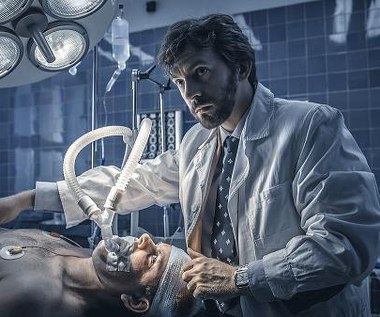 Piotr Głowacki w scenie z filmu "Bogowie"