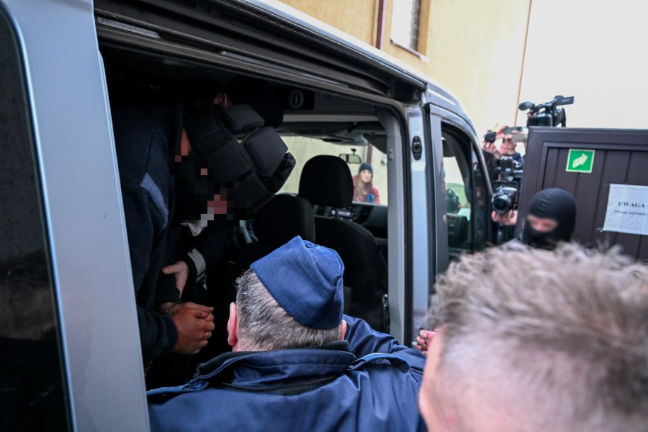 Piotr K. (L) podczas doprowadzenia do Prokuratury Okręgowej w Słupsku /Piotr Kowala /PAP