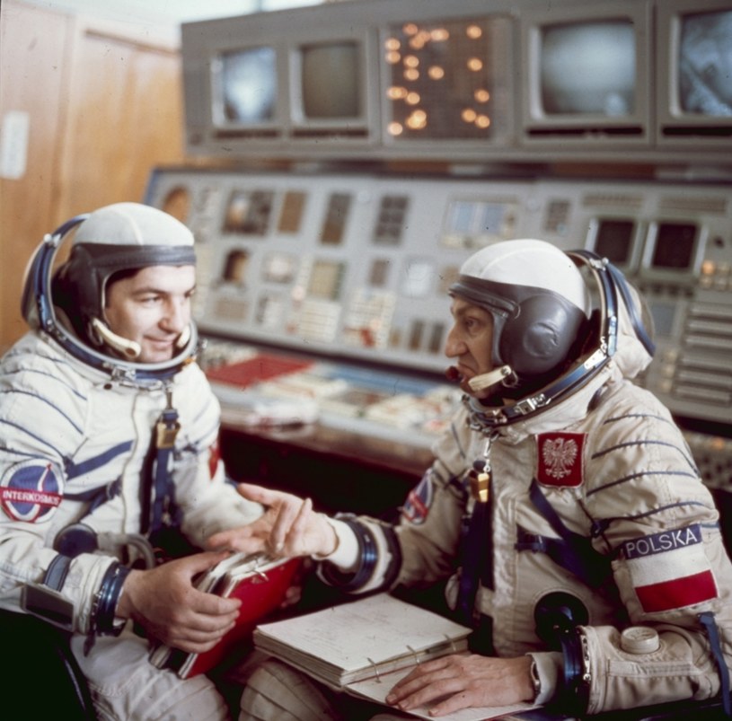 Piotr Klimuk i Mirosław Hermaszewski w trakcie szkolenia przed lotem w kosmos /East News