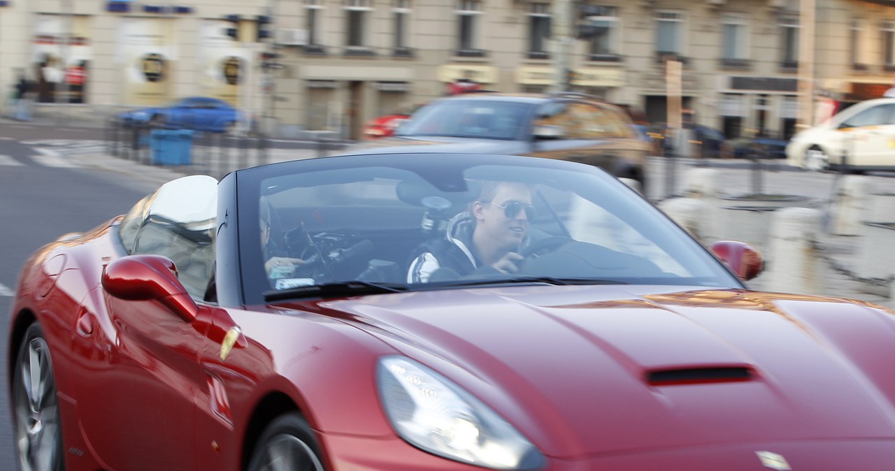 Piotr Kukulski w swoim luksusowym aucie /Foto IP