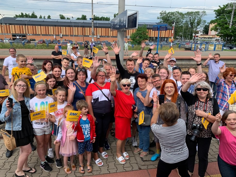 Piotr Kupicha z fanami na dworcu w Ciechanowie /Joanna Kocot /RMF FM