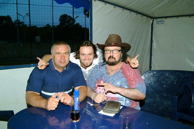 Piotr Lato (w środku) oraz Janusz Dzięcioł (zwycięzca pierwszego "Big Brothera") i Zbigniew Hołdys /AKPA