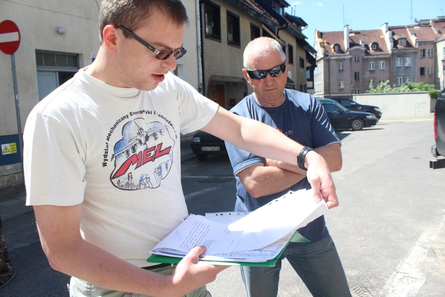 Piotr Lewandowski z dokumentami dotyczącymi Dzikowa /Piotr Bułakowski /RMF FM