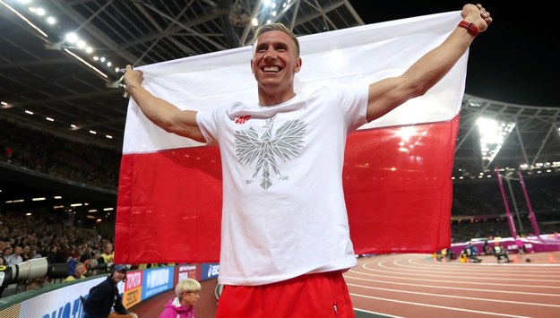 Piotr Lisek cieszy się z medalu podczas finałowego konkursu skoku o tyczce na lekkoatletycznych mistrzostwach świata w Londynie. /Bartłomiej Zborowski /PAP