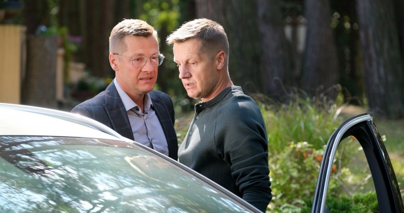 Piotr (Marcin Mroczek) w końcu przeprosi brata (Rafał Mroczek) /Źródło: AIM