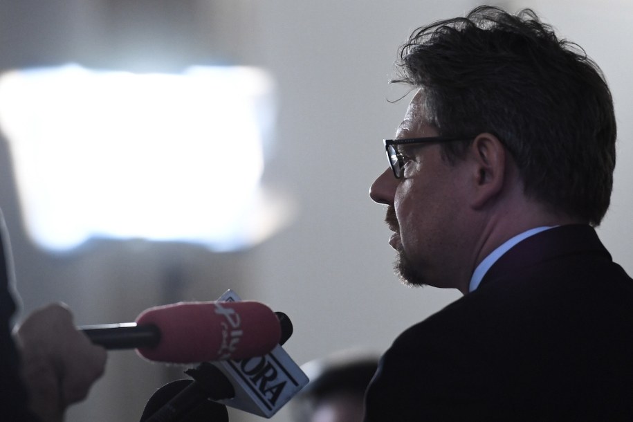 Piotr Misiło podczas konferencji prasowej w Sejmie /Jacek Turczyk /PAP