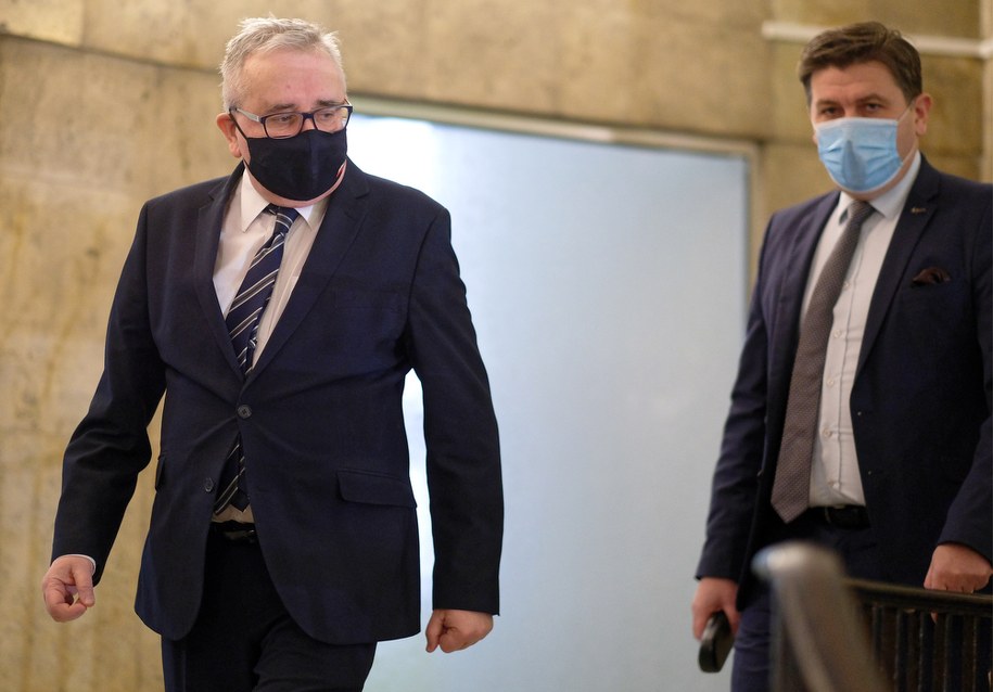 Piotr Pyzik oraz prezes zarządu Polskiej Grupy Górniczej Tomasz Rogala podczas rozmów płacowych z górnikami /Andrzej  Grygiel /PAP