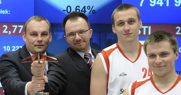 Piotr Rurarz (L), prezes i Łukasz Maletz (2L), wiceprezes firmy STI GROUP w czasie debiutu na NC /PAP