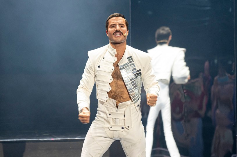 Piotr Stramowski jako Freddie Mercury w programie "Twoja twarz brzmi znajomo" /Polsat