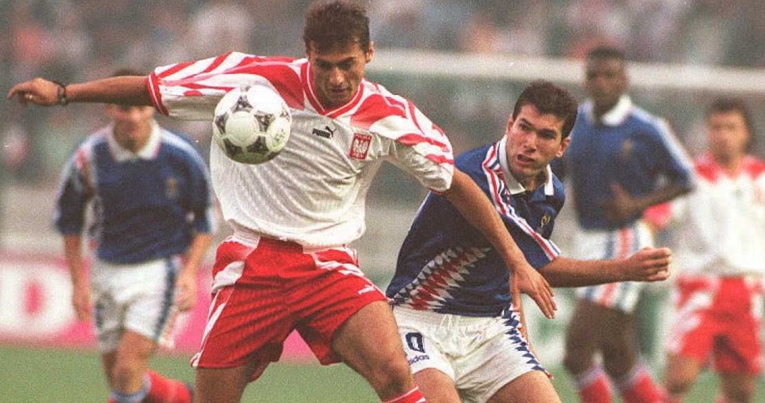 Piotr Świerczewski w starciu z Zinedinem Zidane'em /AFP