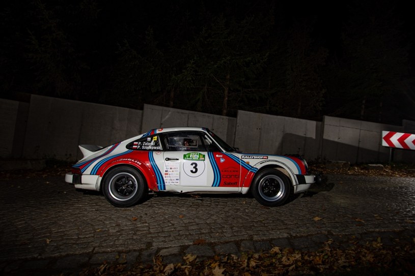 Piotr Zaleski i Piotr Szadkowski (Porsche 911 SC) przez cały sezon jeździli równo i skutecznie, a wynikiem w 66. Rajdzie Wisły przypieczętowali podium w Historycznej Klasyfikacji Generalnej /Jakub Rozmus)  /Informacja prasowa