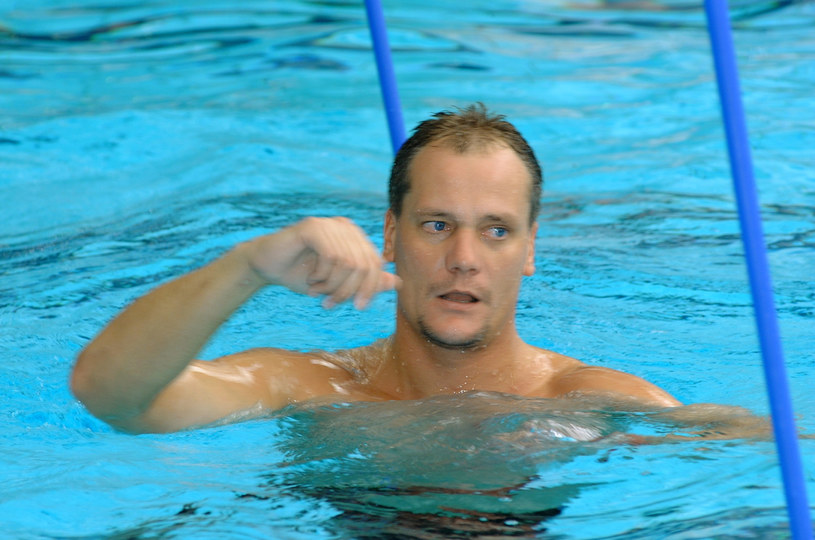 Piotr Zelt lubi pływać, jest też jest morsem. Kąpiel w czapce i rękawiczkach zaliczył po raz pierwszy w 2018 roku. /AKPA