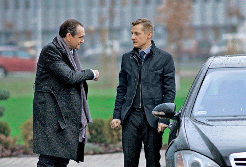 Piotr zgodzi się udawać kierowcę i przysłuchiwać rozmowie, jaką Górecki ma odbyć z prawnikiem w drodze do Gdańska /Świat Seriali