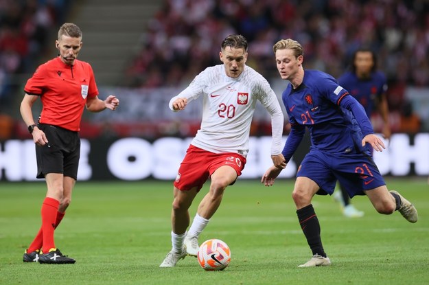 Piotr Zieliński (C) i Frenkie de Jong (P) z Holandii podczas meczu grupy A4 piłkarskiej Ligi Narodów w Warszawie / 	Leszek Szymański    /PAP