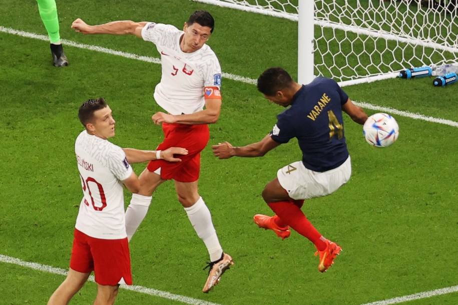 Piotr Zieliński, Robert Lewandowski i Raphael Varane /Abedin Taherkenareh   /PAP/EPA