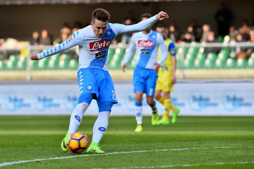Piotr Zieliński strzela gola w meczu z Chievo /AFP