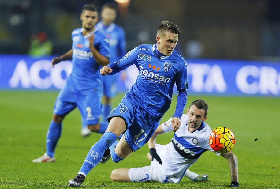 Piotr Zieliński w meczu Empoli z Interem Mediolan /FABIO MUZZI /PAP/EPA