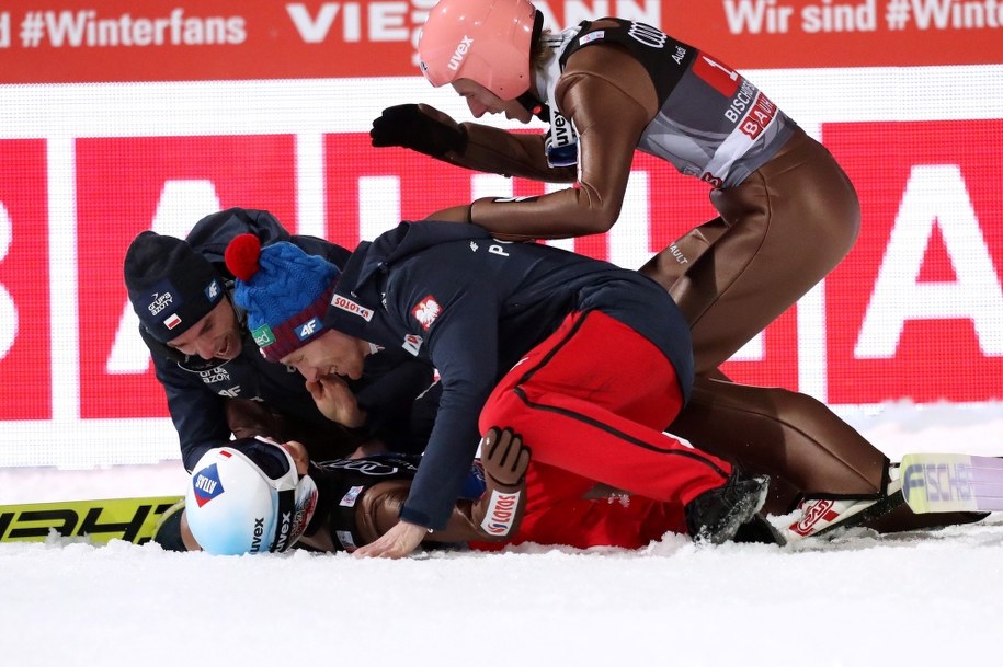 Piotr Żyła, Dawid Kubacki i Stefan Hula cieszą się ze zwycięstwa Kamila Stocha / 	Grzegorz Momot    /PAP