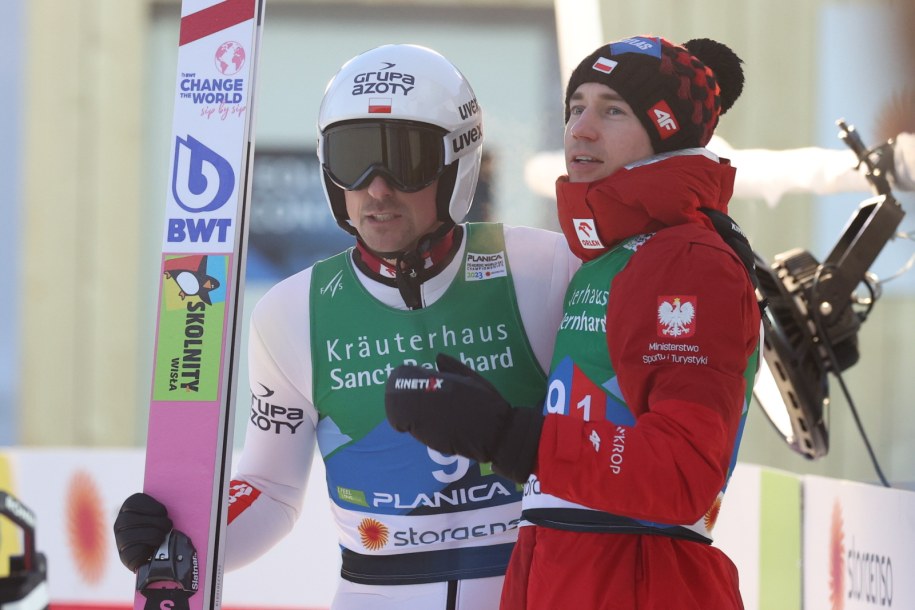 Piotr Żyła i Kamil Stoch po skokach w drugiej serii konkursu drużynowego /Grzegorz Momot /PAP