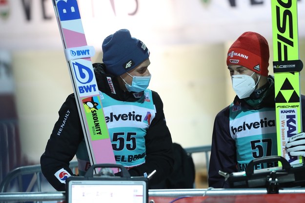 Piotr Żyła i Markus Eisenbichler w czasie zawodów Pucharu Świata w szwajcarskim Engelbergu, 20 grudnia 2020 / 	Grzegorz Momot    /PAP