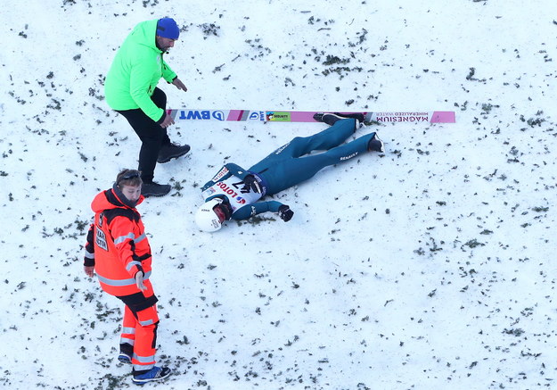 Piotr Żyła po upadku podczas pierwszej serii skoków zawodów Pucharu Świata w skokach narciarskich / 	Grzegorz Momot    /PAP