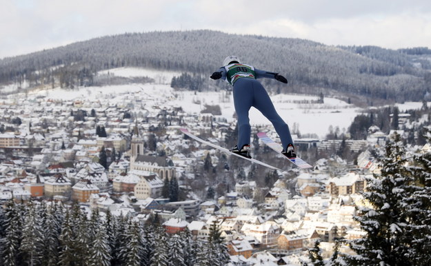 Piotr Żyła podczas skoku treningowego w Titisee-Neustadt /RONALD WITTEK /PAP/EPA