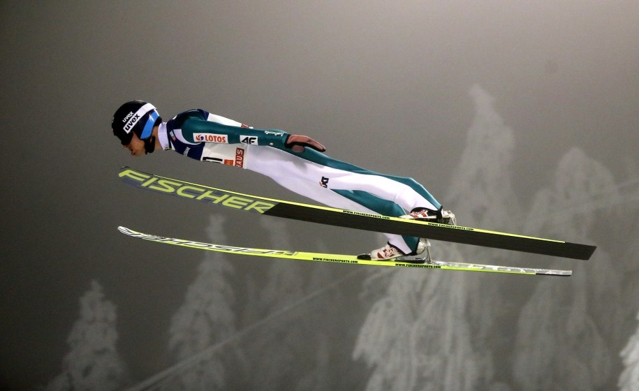 Piotr Żyła w powietrzu podczas pierwszego konkursu w Kuusamo /Grzegorz Momot /PAP