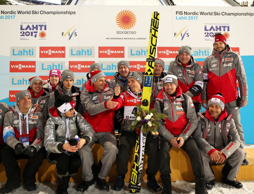 Piotr Żyła (w środku) świętuje z polską ekipą zdobycie brązowego medalu /Grzegorz Momot /PAP