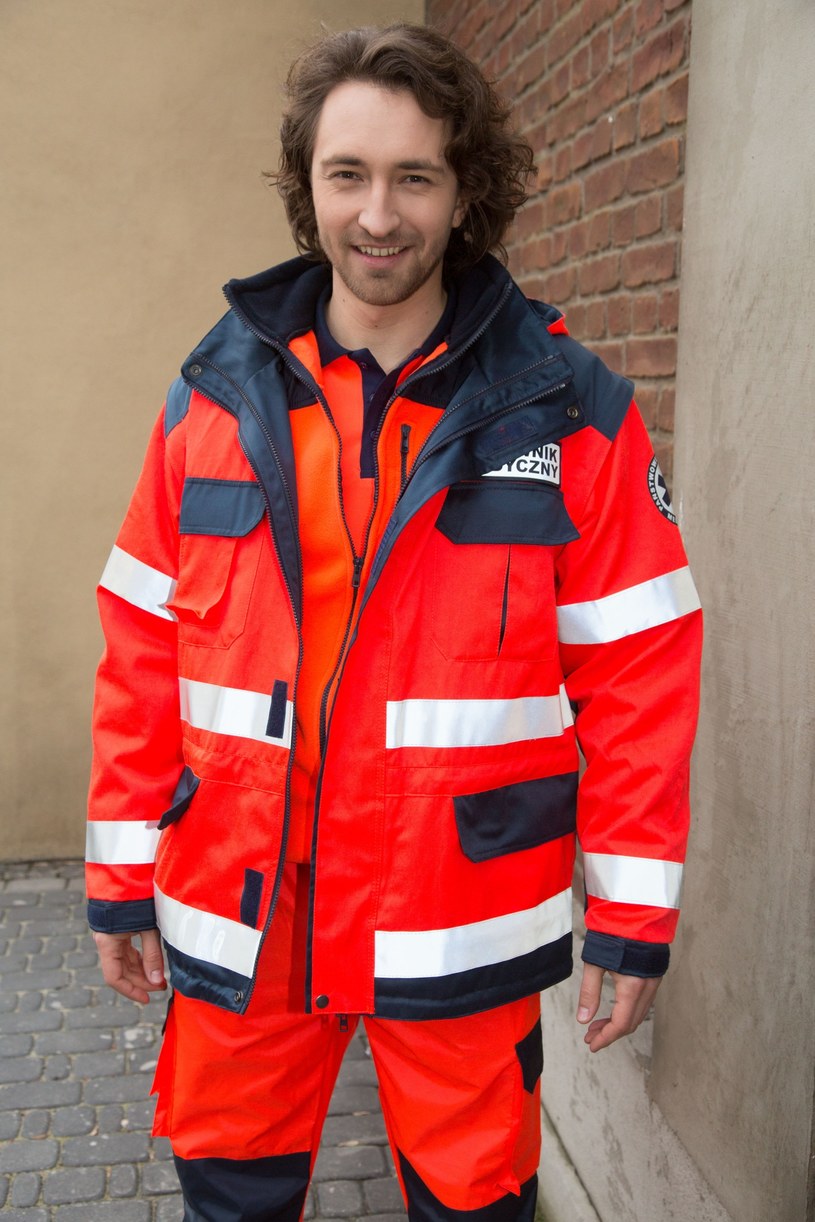 Piotrek ma 28 lat i pracuje jako ratownik, ale wciąż marzy o studiach medycznych. /Agencja W. Impact