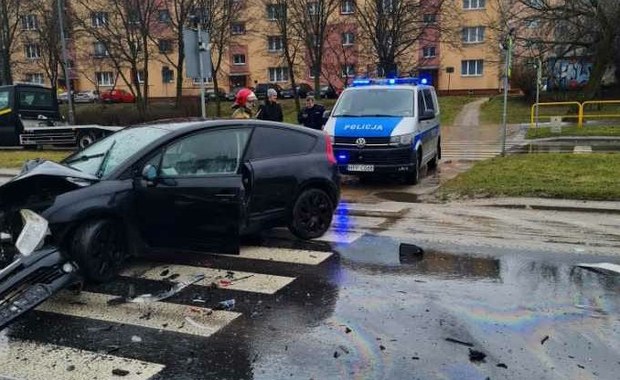 Piotrków Trybunalski: Groźny wypadek na przejściu. Ranne 3 osoby