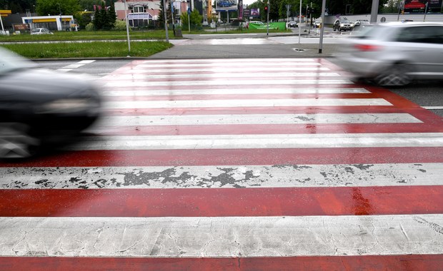 Piotrków Trybunalski: Pieszemu trzeba ustąpić pierwszeństwa, gdy zbliża się do pasów