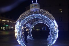 Piotrkowska rozbłysła świąteczną iluminacją 