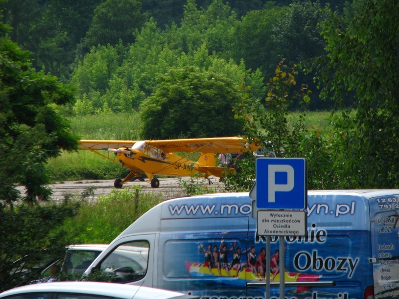 Piper L-4 Cub odholowywany z miejsca awaryjnego lądowania /INTERIA.PL