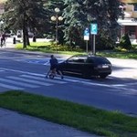 Piraci drogowi nie uznają nowych przepisów. Piesi cudem uniknęli tragedii