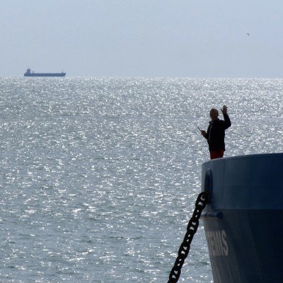 Piraci dysponują nowoczesnym sprzętem a dzięki statkom-matkom, mogą atakować wiele mil od brzegu /AFP